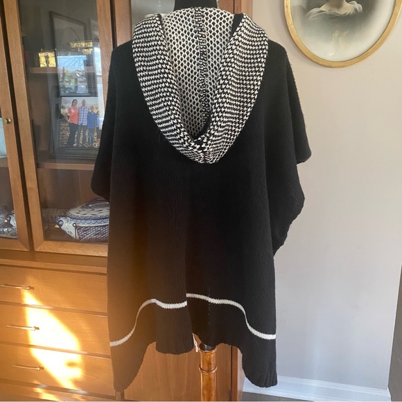 Cocogio Southwestern Print Hooded Poncho - Picture 5 of 9